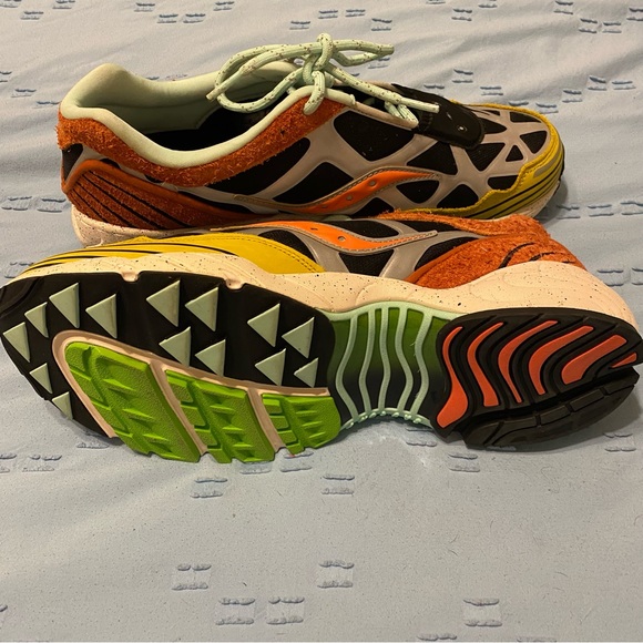NWOT Saucony 3D Grid Hurricane Tralian Running Shoes Mustard SZ 11 M. S70745-8 - Picture 5 of 7